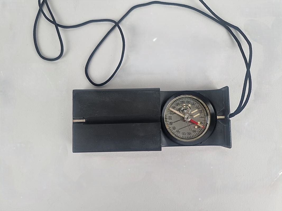 GPS & Strumenti di misurazione: Kompass mit Etui – Usato da Urtenen-Schönbühl venduto da Restwert_Schoenbuehl 4
