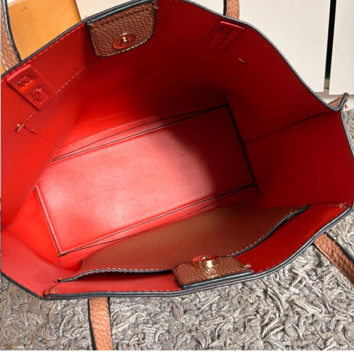 Borse da donna: Sac à main brun intérieur rouge – Usato da Moudon venduto da TigerrrEye 2