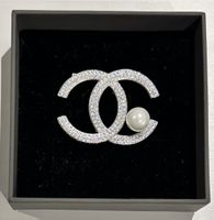 Chanel Brosche CC Logo mit Perle und Zirkonia neu