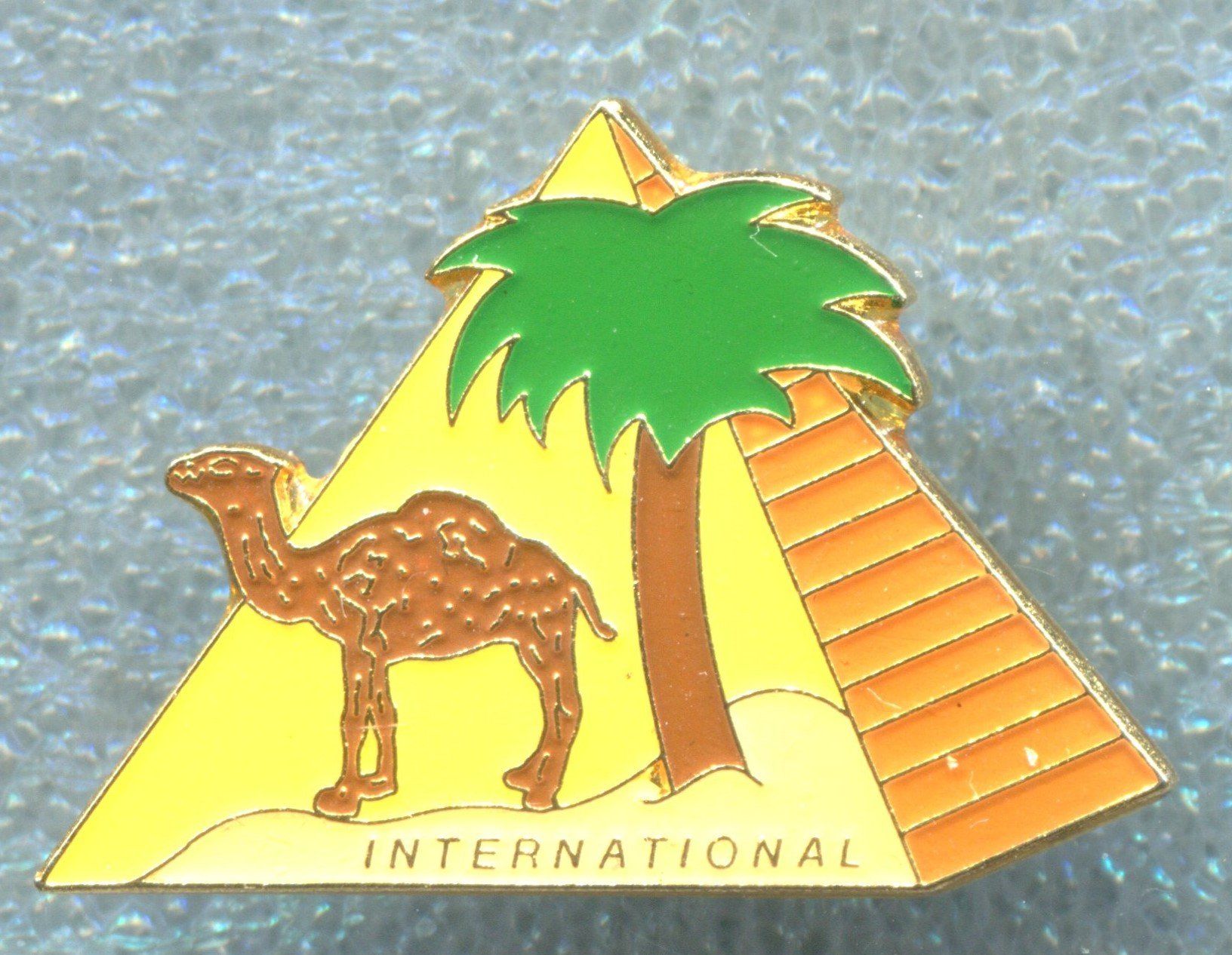 Camel Placchette & Badge: CAMEL  INTERNATIONAL – Usato da Winterthur venduto da Sammleroase
