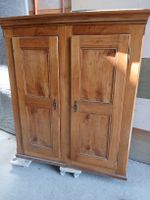 ARMOIRE BONNETIÈRE EN CERISIER AVEC SERRURES ET CLÉS 