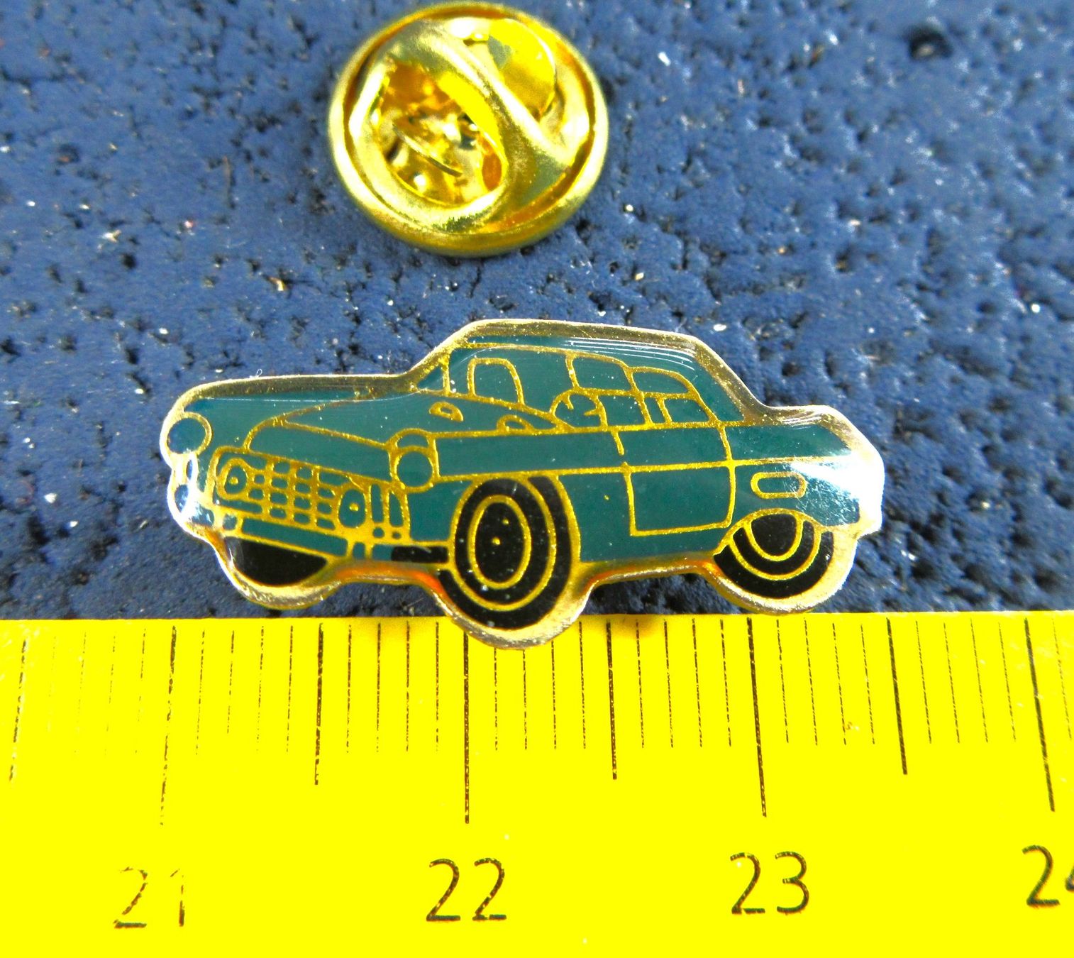 Plaketten & Abzeichen: AUUTO OLDTIMER PIN GLASIERT – Gebraucht aus Ettingen von Hausi4711