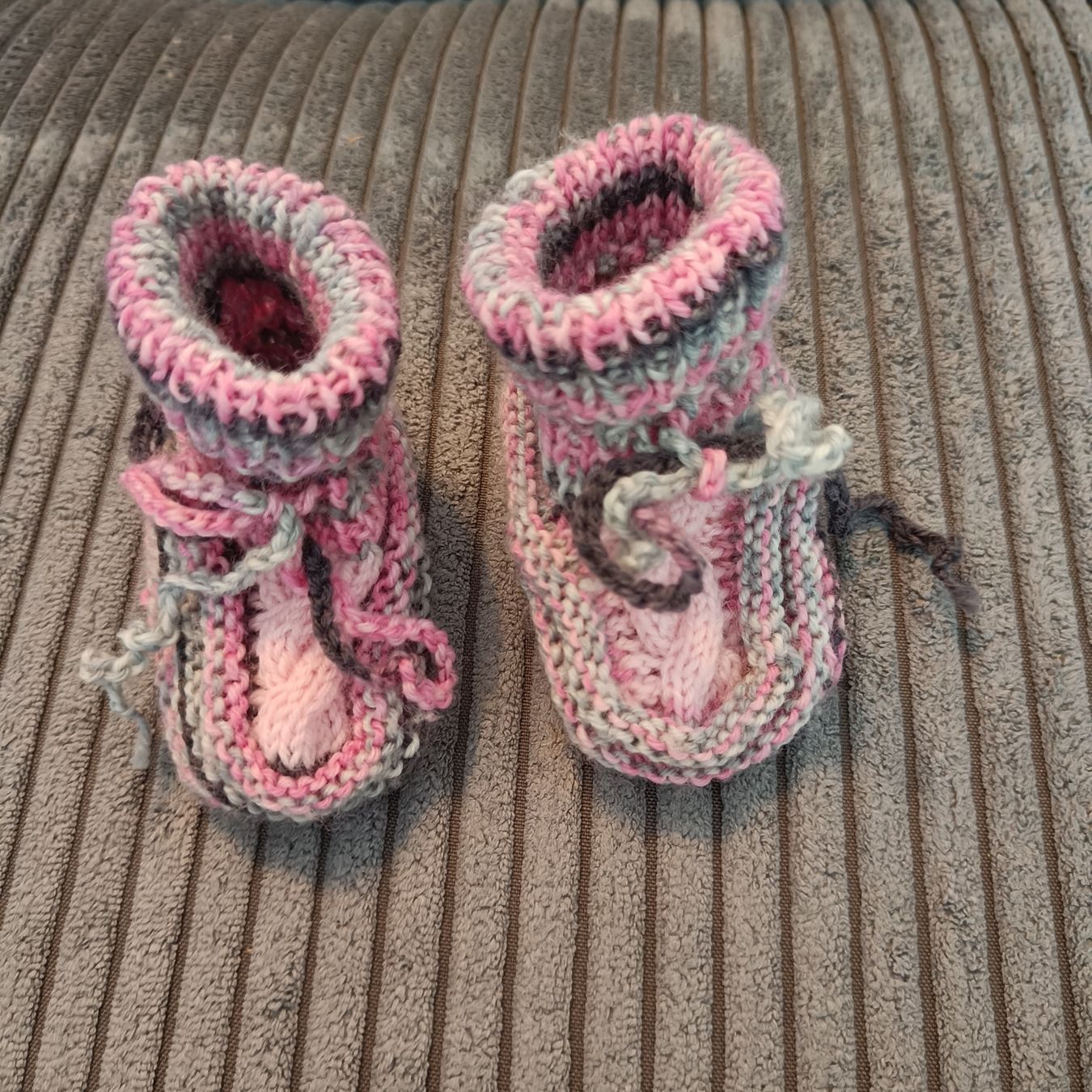 Calze per bambini: Gestrickte Babyschuhe Newborn – Usato da Jaberg venduto da urig17.
