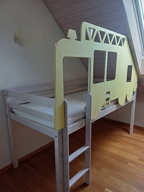 Letti: KinderHochbett mit Feuerwehrauto-Platte – Usato da Rafz venduto da Gjoya 2