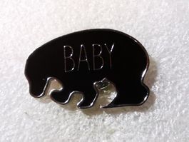 Ansteckpin 101: Bär Baby