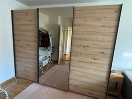 Kleiderschrank mit Schiebetüren