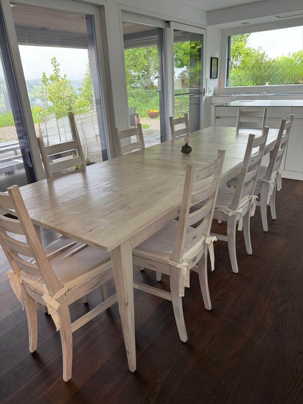 Set de table et chaises: Holztisch mit 8 Stühlen – D'occasion à Steinhuserberg par han_pl5t