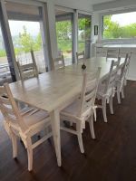 Holztisch mit 8 Stühlen