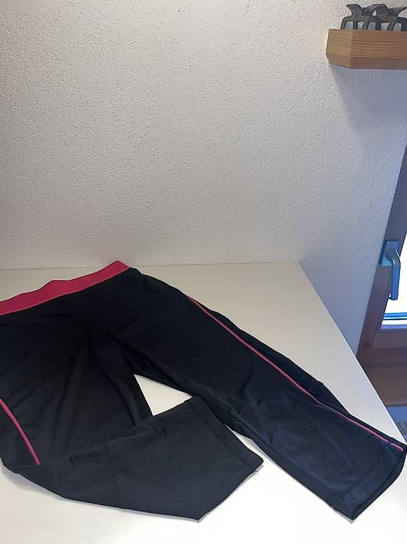 Strümpfe & Strumpfhosen: 3/4 Sportleggins – Neu (gemäss Beschreibung) aus Obersaxen von TaCaSales 1