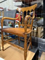 Chaise à accoudoirs en bois clair style rustique ancien