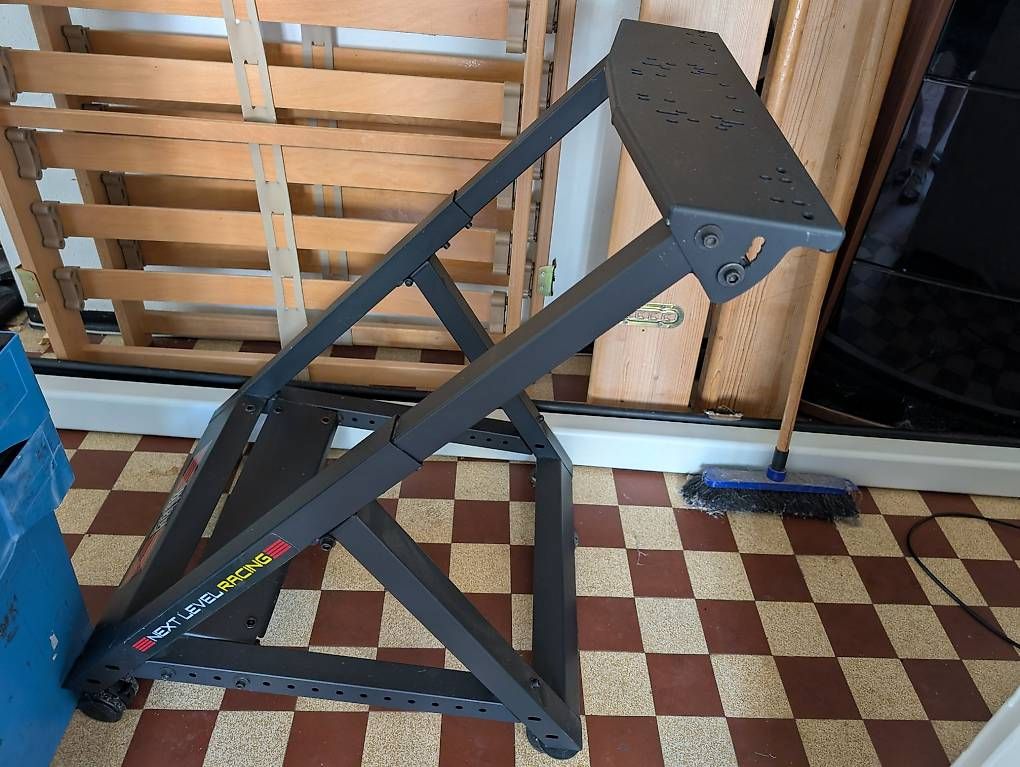 Sonstige Dekorationen & Accessoires: Next Level Racing Wheel Stand - Rennsimulator - Sim Racing – Gebraucht aus Kriens von Sven3991