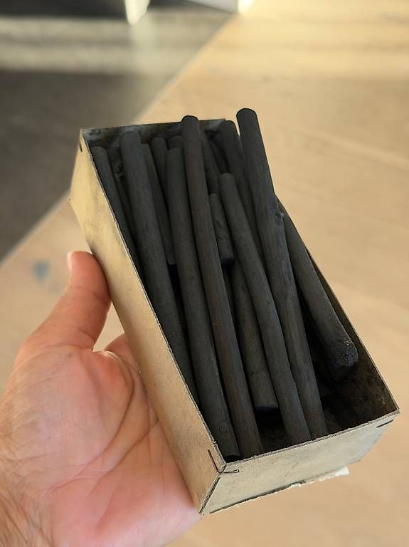 Crayons, crayons de couleur & craies: Fusains boîte – D'occasion à Neyruz FR par Patricia.G.