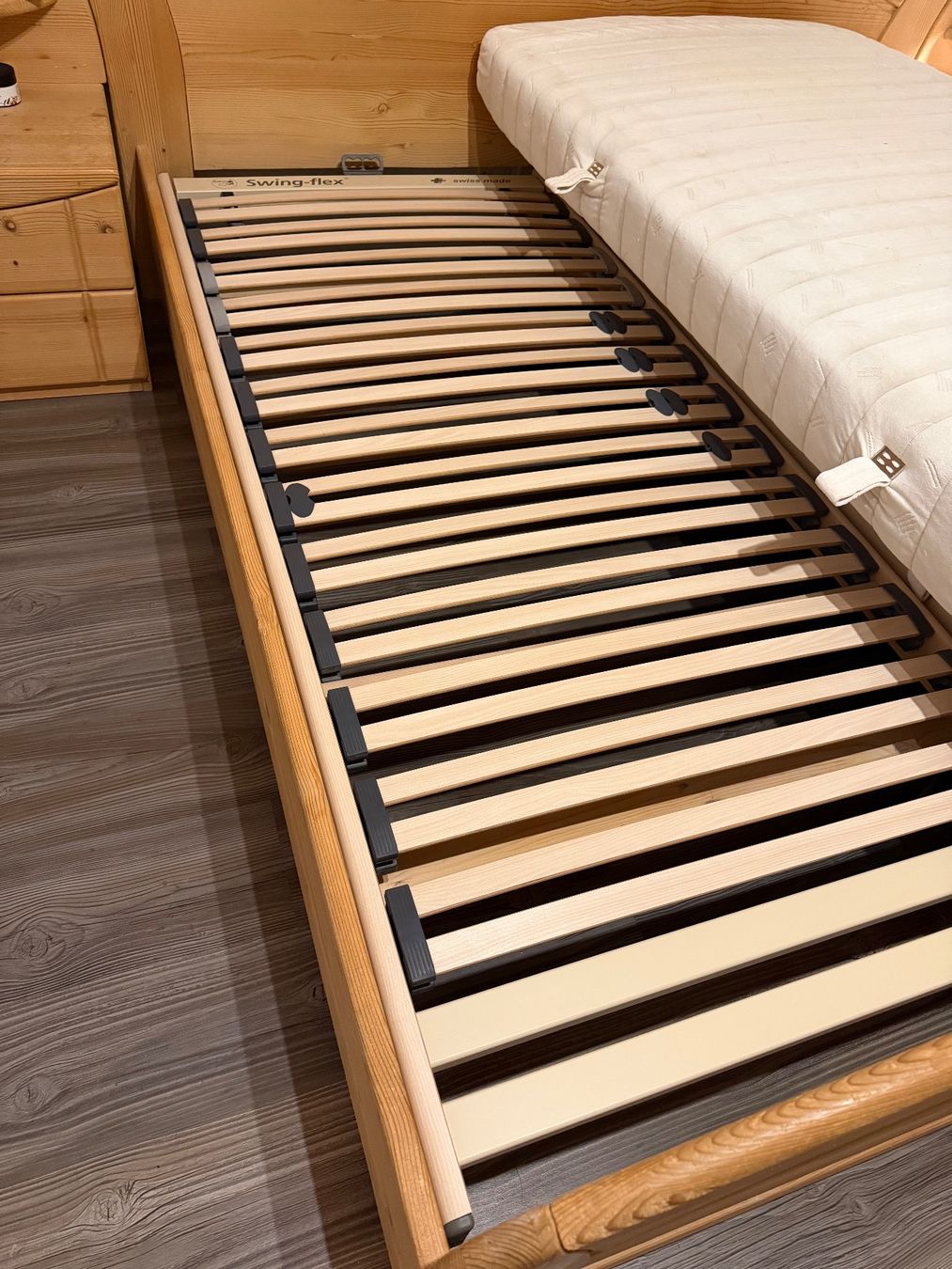 Lits: Doppelbett Holz – D'occasion à Adlikon par Zojanima123 2