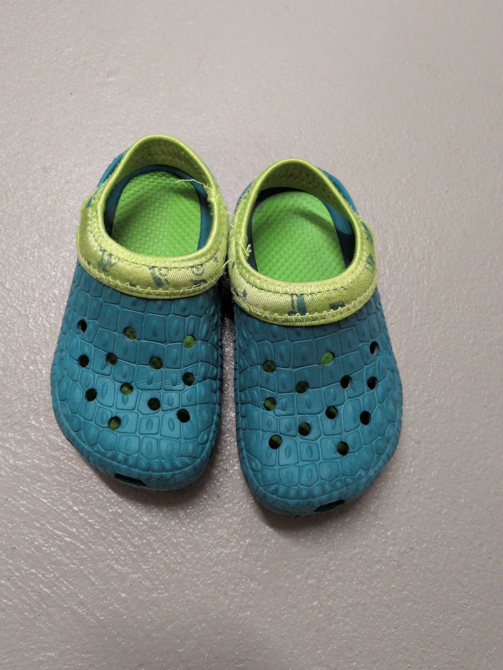 Scarpe per ragazzi: Crocs ähnlicher Schuh, Gr. 24/25 – Usato da Jonschwil venduto da Dornroeschen01