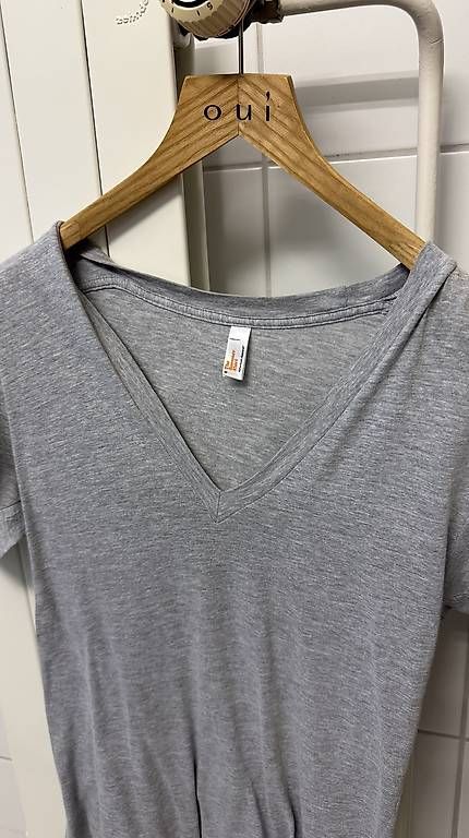 T-shirt: T-Shirt V Schnitt – Usato da Zollikon venduto da rose59 1