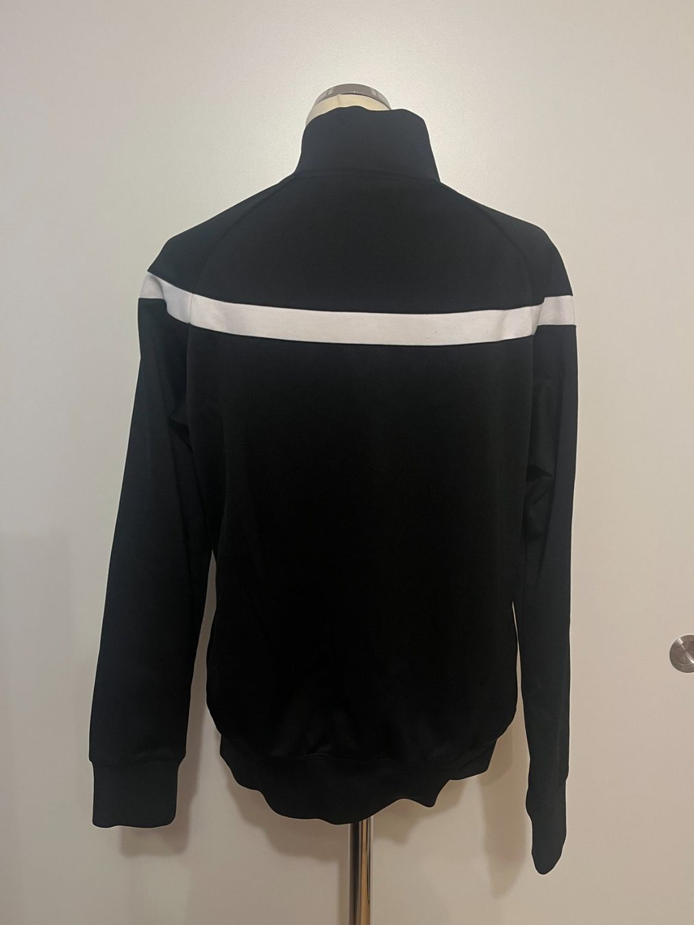 Nike Giacche: Nike / Jacke / Trainerjacke / schwarz / M – Usato da Zürich venduto da laudomai 2