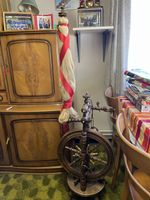 Altes Spinnrad aus Holz mit Zubehör gebrauchter Zustand