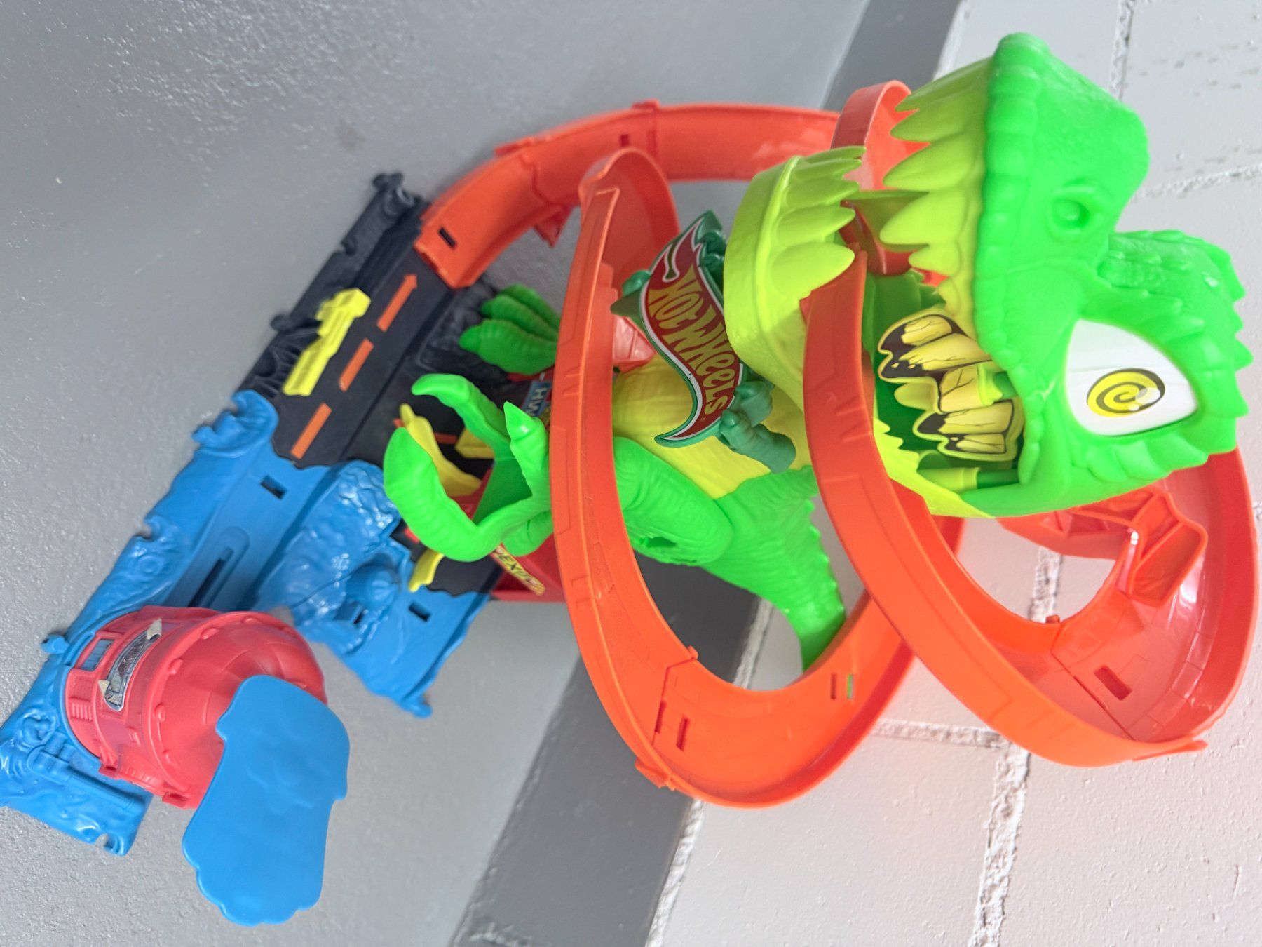 Hot Wheels Rennbahnen: Hot Wheels City T‑Rex Chomp Down Set – Gebraucht aus Oftringen von din_8wdc 1