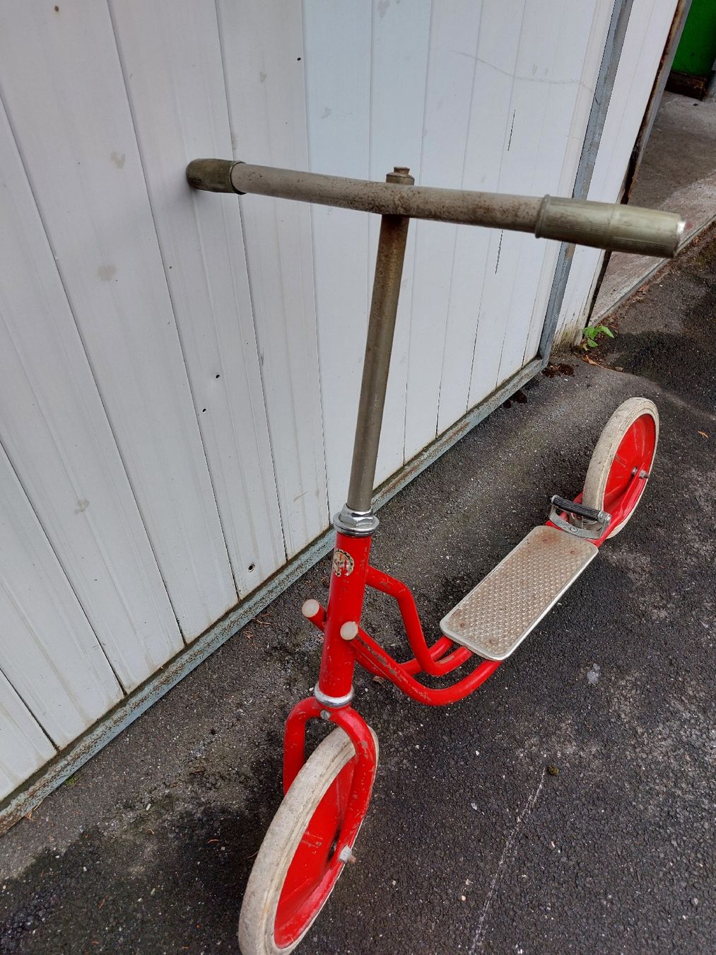 Fahrzeuge für Kinder: Schönes Vintage Kinder-Trottinet rot – Gebraucht aus Luzern von Legomusegg 1