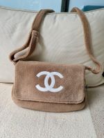 Flauschige Schultertasche von Chanel