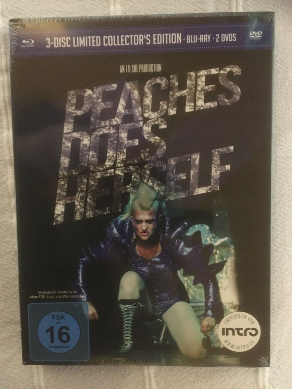 Tutti i DVDs: Peaches Does Herself Musical 1x Blu-Ray 2 DVDs – Nuovo e nell'imballaggio originale da Marbach LU venduto da Hoheduene