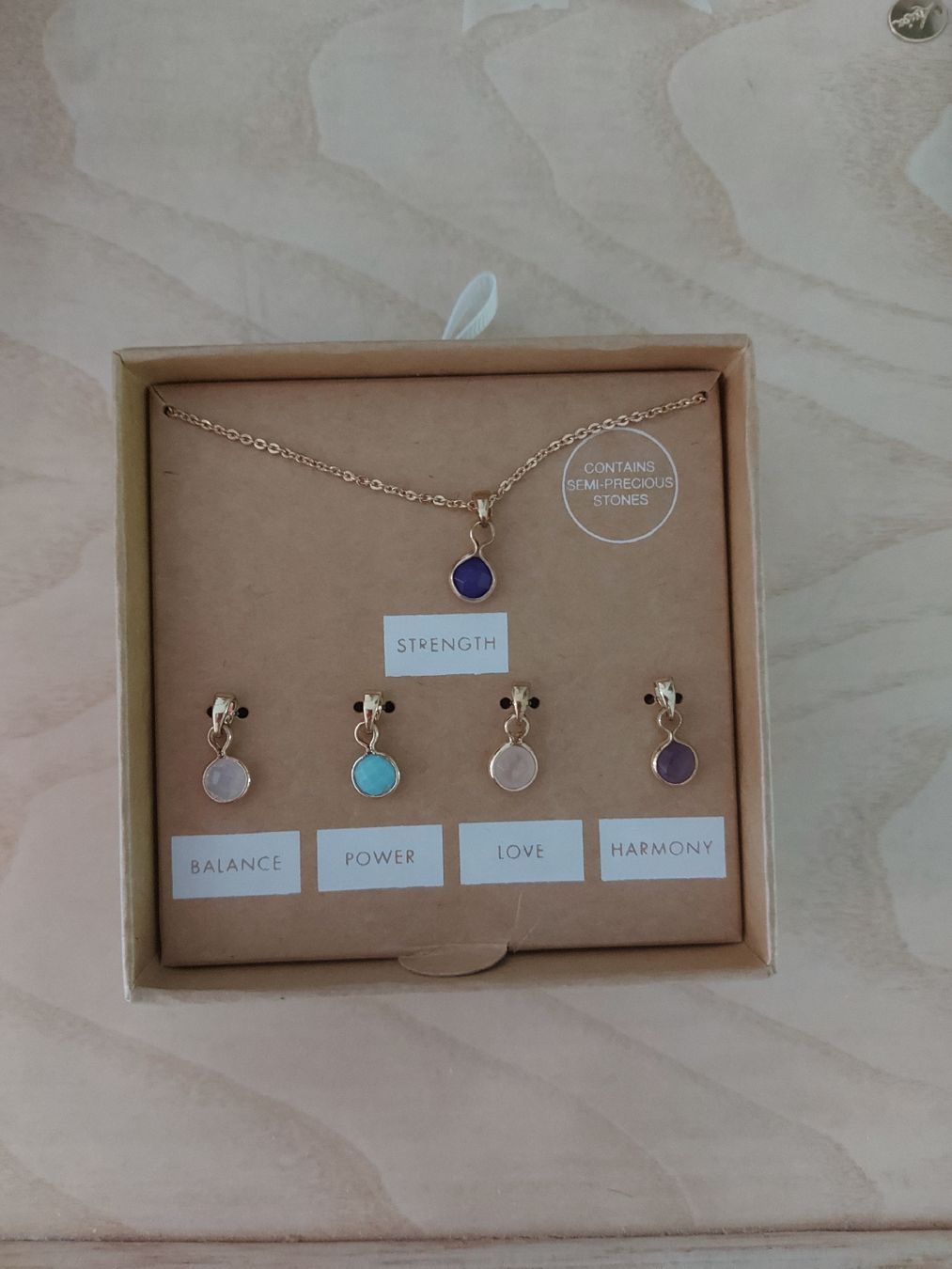 Catenine: Collier avec pendentifs pierres semi-précieuses – Nuovo e nell'imballaggio originale da Le Mont-Pèlerin venduto da jux_x96b