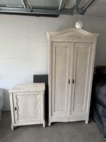 Antiker Schrank und Kleinmöbel