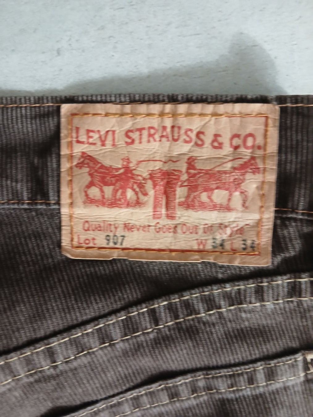 Jeans: Pantalons Levi's Strauss Cords boot cut Taille W34 L34 – Gebraucht aus Satigny von Asaksa