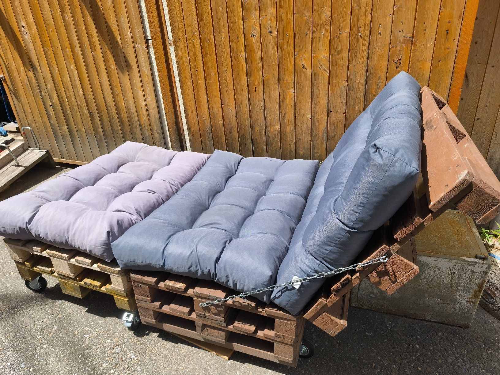 Divani: cooles Paletensofa mit Fussteil mit Polstern und Raedern – Usato da Göschenen venduto da kai_9ppg 2