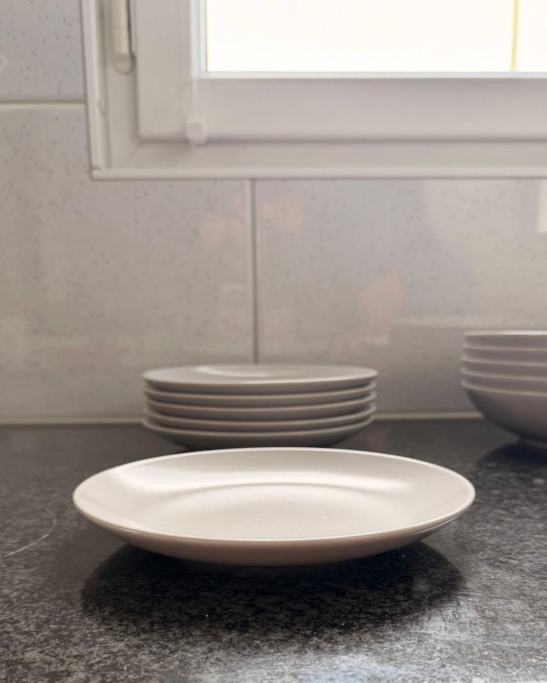 Ikea Set di piatti: IKEA FÄRGKLAR Geschirrset 18-teilig hellgrau – Usato da Recherswil venduto da Niculin02 2