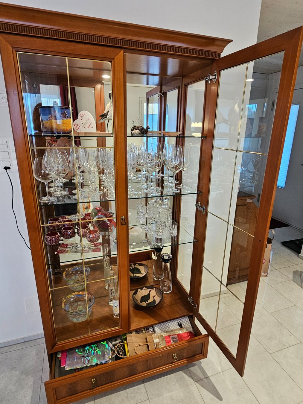 Vetrine: Schöne Glasvitrine mit Beleuchtung – Usato da Seengen venduto da DorisAlias 1