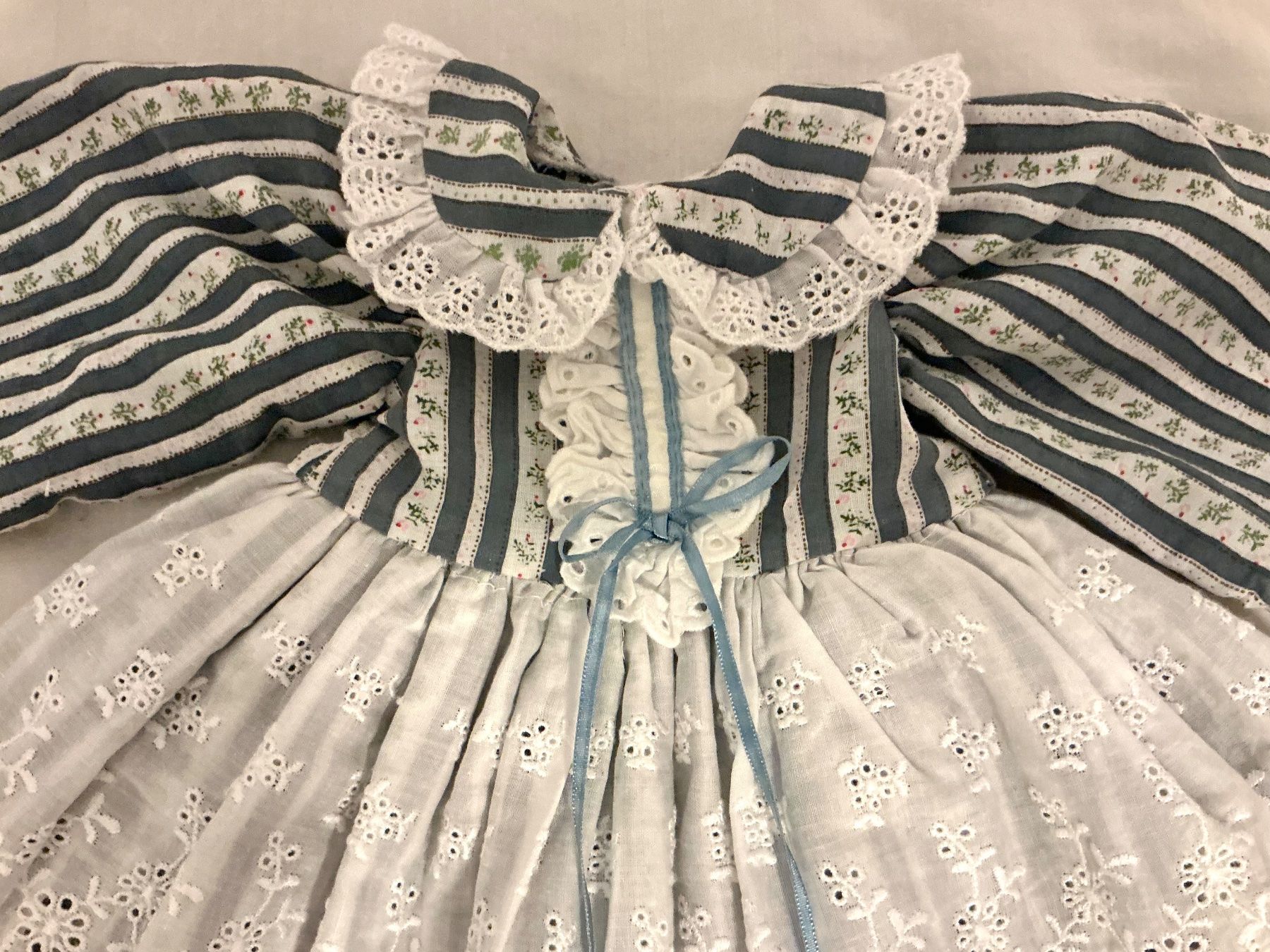 Poupées: ÄLTERES PUPPENKLEIDCHEN – D'occasion à Zell LU par Silvermemory 1