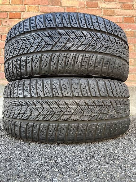 Pneumatici & Ruote complete: 2 x 235/35/20 Pirelli Winterreifen  – Usato da Frasnacht venduto da nobloff 2