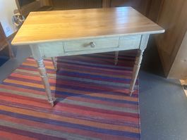 Holztisch mit Schublade