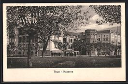AK Thun, Soldaten stehen vor der Kaserne