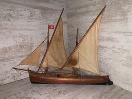 Schiff Boot Kutter aus Holz mit Segeln ca. 100 Jahre alt.