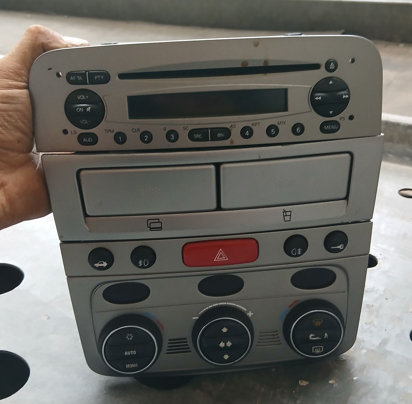 Alfa Romeo Tutti pezzi di ricambio auto: Console Alfa Romeo 147 2000-2010  – Usato da la heutte venduto da Auto-stock