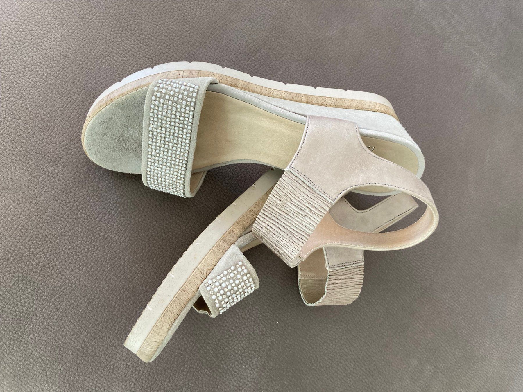 Scarpe da donna: Schuhe Keilabsatz beige Gr. 39, Wildleder – Usato da Glattpark (Opfikon) venduto da Pangie 2