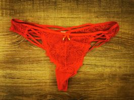 Roter Spitzen-Tanga
