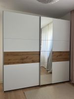 Schrank mit Schiebetüren und Spiegel