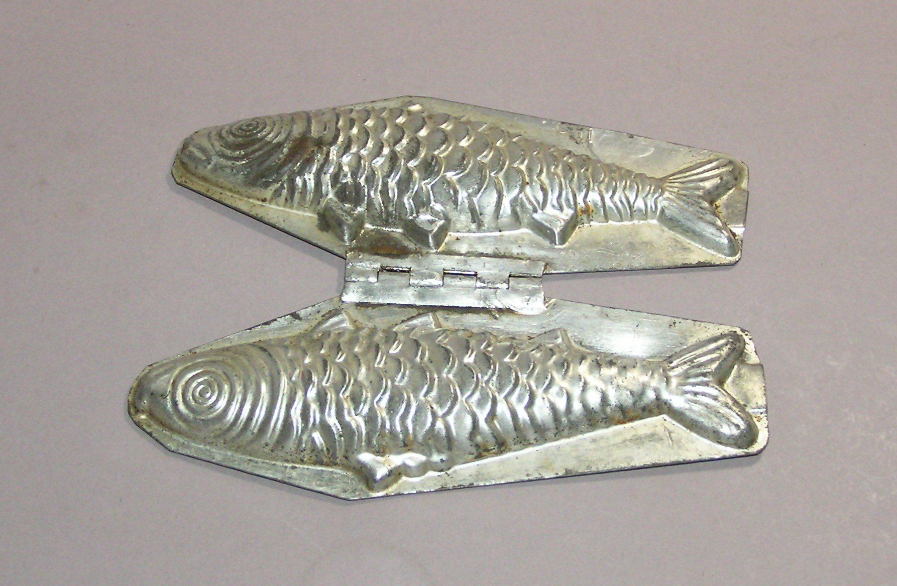 Teglie da forno: ALTE FISCH SCHOKOLADENFORM GIESSFORM – Usato da Grenchen venduto da Antique-hunter 3