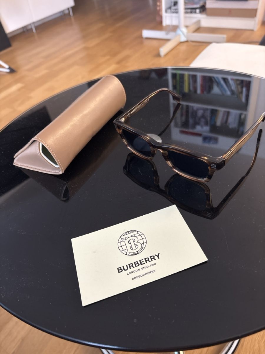 Burberry Occhiali & Lenti: Burberry Sonnenbrille – Usato da Jegenstorf venduto da zenow