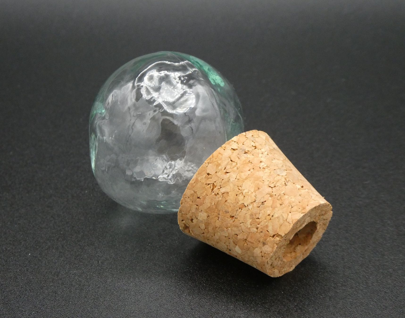 Caraffe: Weinkaraffe, Dekantierkaraffe 1 Liter, Glas mit Kugelstopfen – Nuovo (secondo la descrizione) da Oberentfelden venduto da Rosenresli.02 3