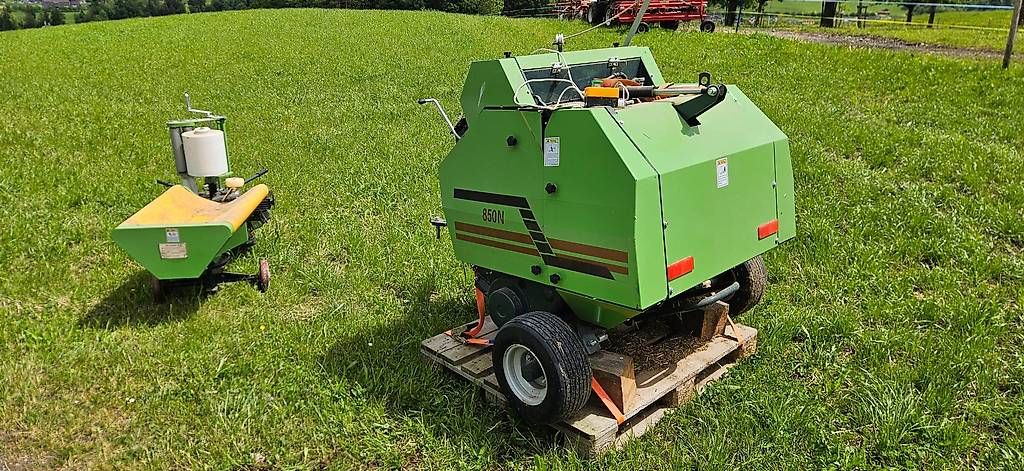 Tutte le macchine: Kleinrundballenpresse mit Wickler – Nuovo (secondo la descrizione) da Ganterschwil venduto da golfpilot
