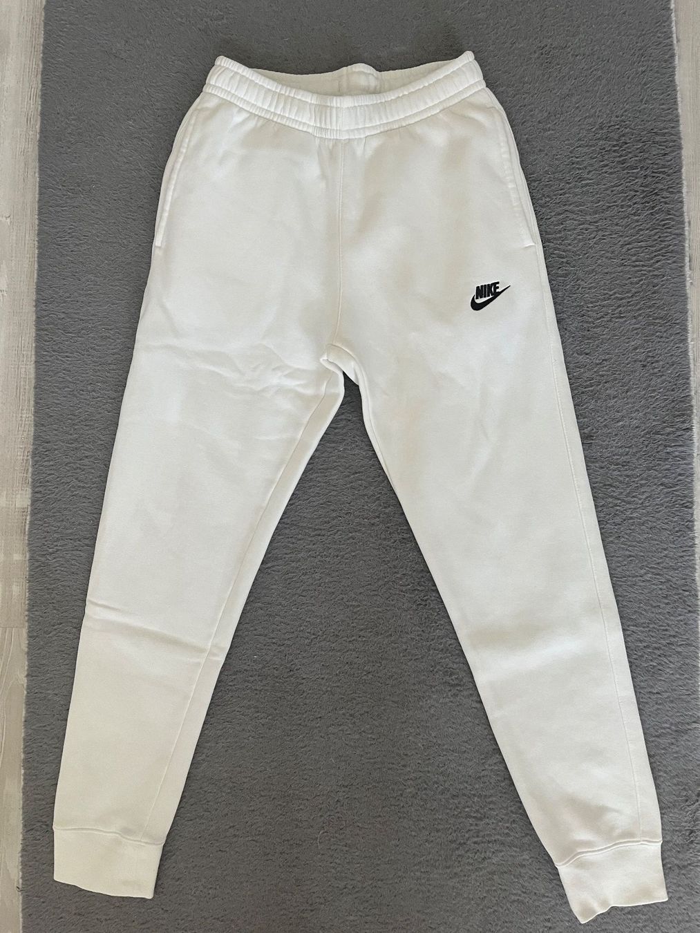 Nike Pantalons: Pantalon de jogging Nike blanc – D'occasion à Court par Style_ambre