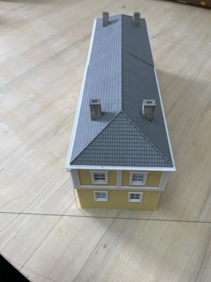 Faller Modelleisenbahnen: Modelleisenbahn Bahnhof gelb – Gebraucht aus Lyss von Gurti1 1