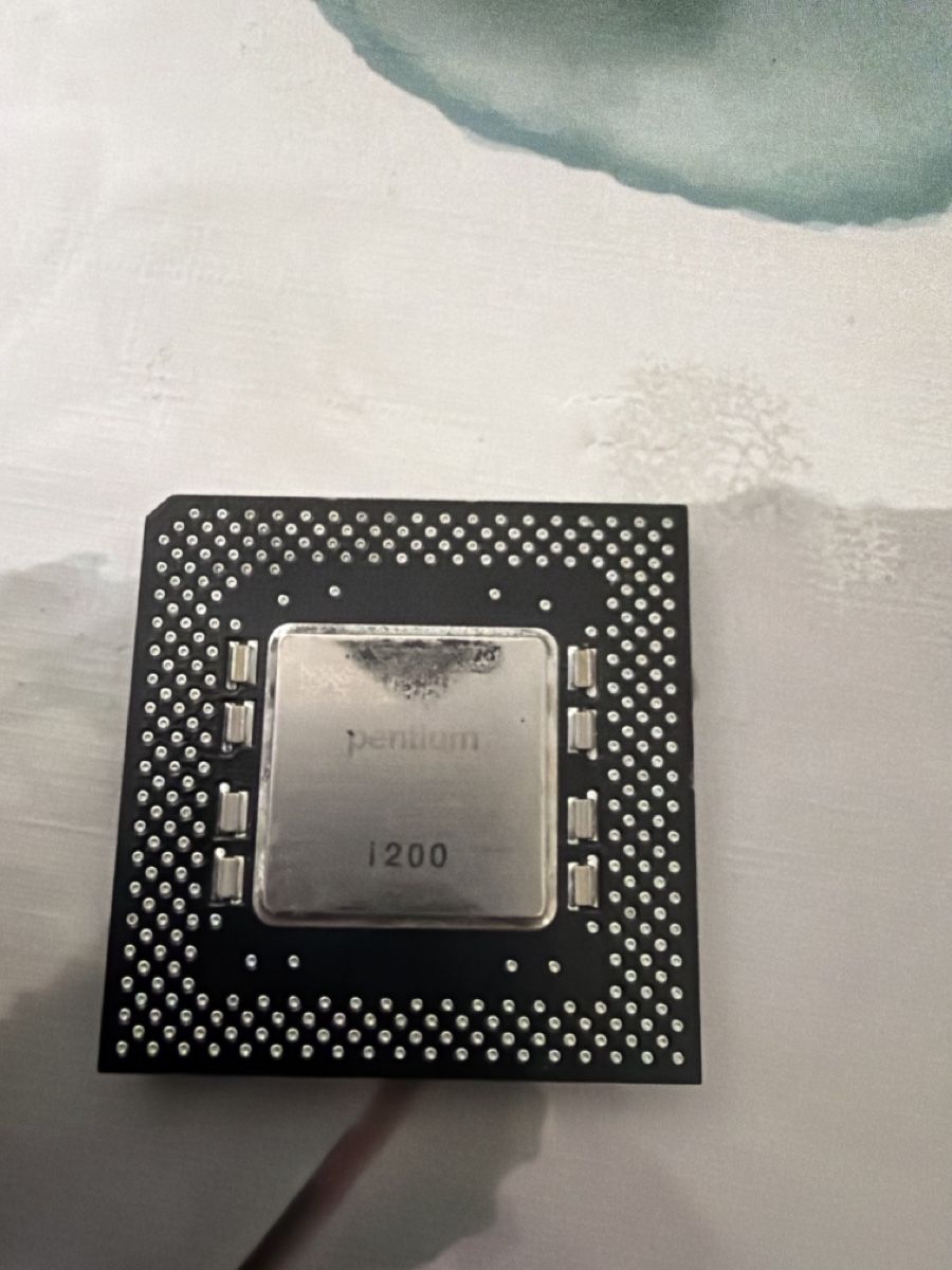 Intel Composants électroniques: Intel Pentium I200 – Défectueux à Martigny par capri2800
