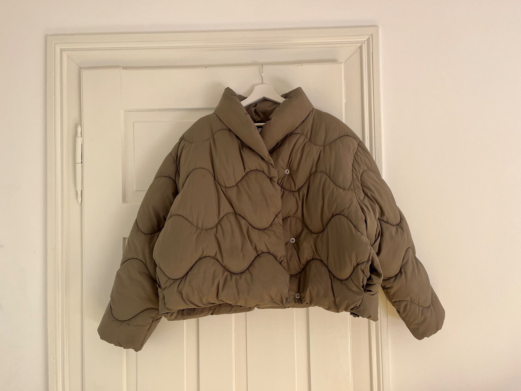 Weekday Giacche: Weekday Bright Puffer Jacke taupe Gr. L – Usato da Zürich venduto da bretxo 3