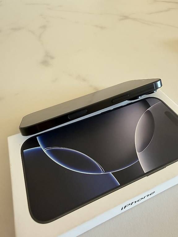 Telefoni cellulari / Smartphones: iPhone 16 Pro black Titanium 128 GB – Usato da Erlenbach ZH venduto da isa_l627 2