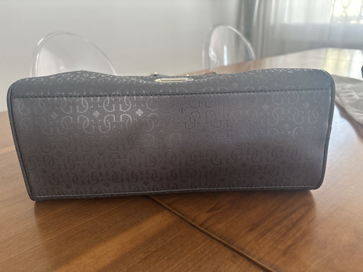 Guess Sacs femmes: Guess handbag grey with dustbag – D'occasion à Sion par Betty1512 2